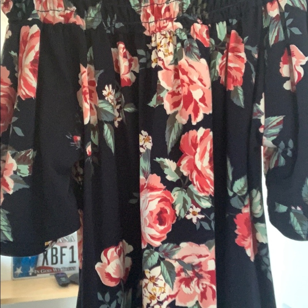 Shoulder-Laying Blouse! - Picture 3 of 3